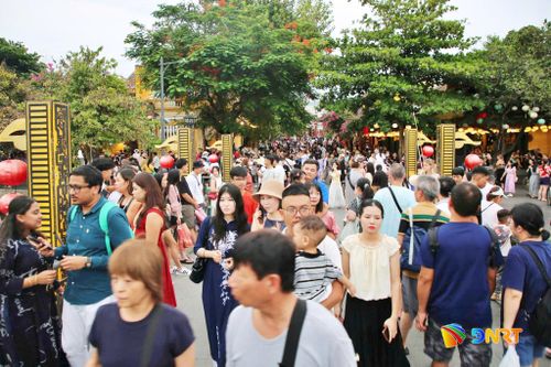 Những đoàn khách đổ về phố cổ Hội An trong dịp lễ. Ảnh: XUÂN SƠN