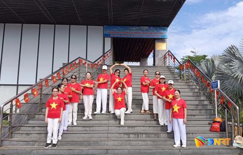 Du khách chụp ảnh lưu niệm tại Nhà trưng bày Hoàng Sa. Ảnh: XUÂN DŨNG