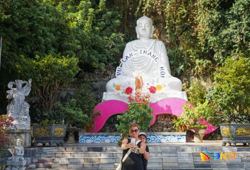 Du khách quốc tế tham quan danh thắng Ngũ Hành Sơn. Ảnh: XUÂN SƠN