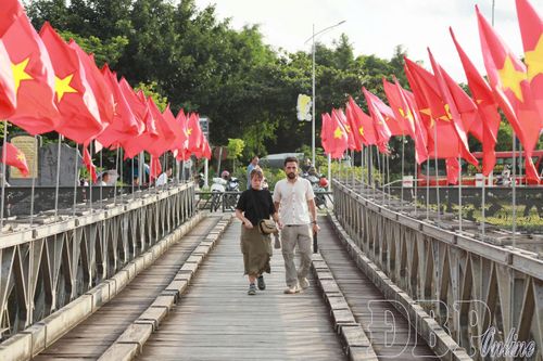 Du khách nước ngoài đón Tết Độc lập trên mảnh đất Điện Biên anh hùng.