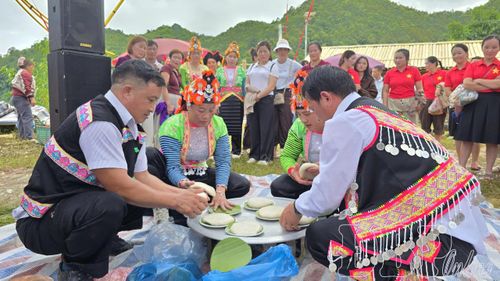 Phần thi làm bánh giầy trong chuỗi hoạt động văn hóa, văn nghệ, thể thao và trải nghiệm cộng đồng tại bản Lồng, xã Quài Tở, nhân dịp Quốc khánh 2/9.