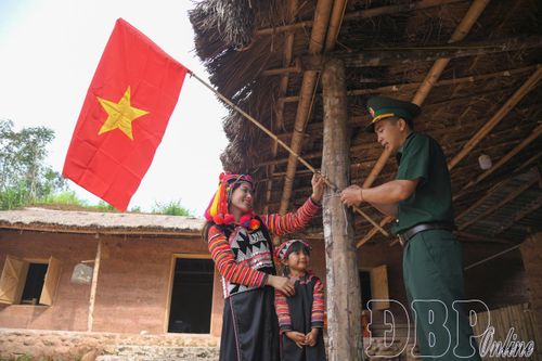 Cán bộ Đồn Biên phòng A Pa Chải cùng người dân bản A Pa Chải, xã Sín Thầu treo cờ Tổ quốc.