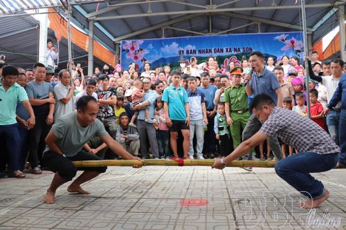 Vận động viên thi đấu môn đẩy gậy tại Ngày hội Văn hóa, thể thao chào mừng Quốc khánh 2/9 ở xã Na Son.