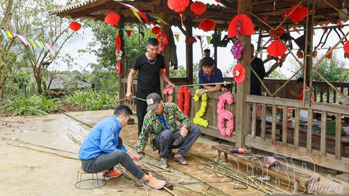 Người dân chỉnh trang khu vực trưng bày nông sản, sản phẩm thủ công tại địa phương.