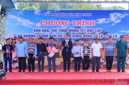 Lãnh đạo xã Pu Nhi trao quyết định thành lập Ban Quản lý bản du lịch cộng đồng Tù Lu Tìa Ló.