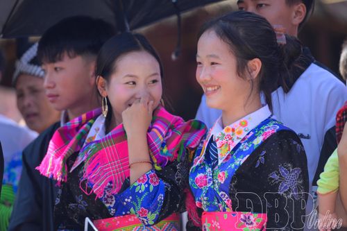 Thiếu nữ dân tộc Mông vui trong ngày hội.