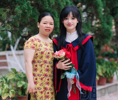 Đặng Quỳnh Trang chụp ảnh lưu niệm cùng mẹ. (Ảnh nhân vật cung cấp)