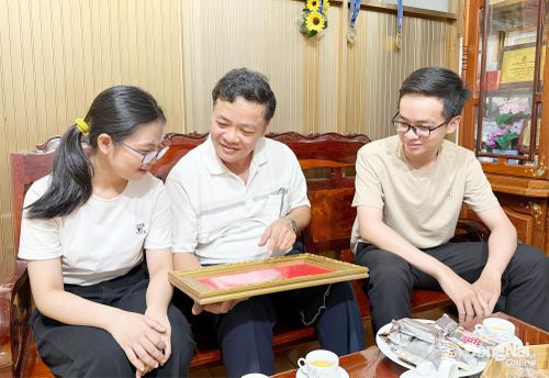 Anh Nguyễn Văn Thăng luôn nói chuyện cởi mở “như những người bạn” để bồi dưỡng lý tưởng cho con trai Nguyễn Tiến Đạt và con gái Nguyễn Ngọc Linh Đan. Ảnh: PV
