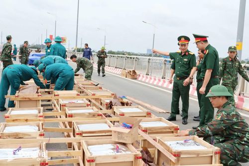 Đại tá Võ Thành Danh, Ủy viên Ban Thường vụ Thành ủy, Chỉ huy trưởng Bộ Chỉ huy Quân sự thành phố chỉ đạo các khâu đấu nối, sắp xếp các giàn pháo hoa nổ tại khu vực Trấn Biên. Ảnh: Nguyệt Hà