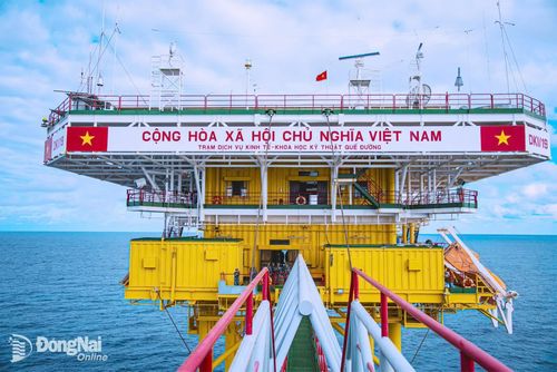 Lá cờ Tổ quốc tung bay trên Nhà giàn DK1/19, Cụm Quế Đường.