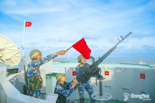 Dưới lá cờ Tổ quốc tung bay, cán bộ, chiến sĩ duy trì nghiêm công tác sẵn sàng chiến đấu, nâng cao cảnh giác, chủ động xử trí các tình huống.