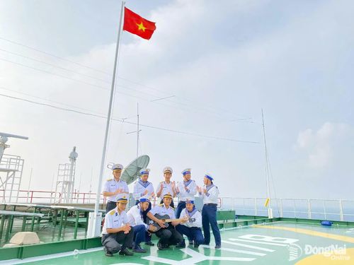 Cán bộ, chiến sĩ Nhà giàn DK1/18 giao lưu văn nghệ trong giờ nghỉ.
