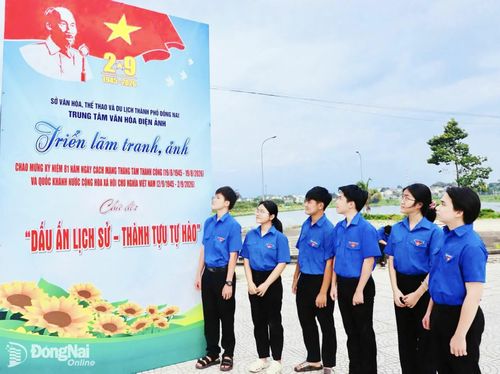 Đoàn viên, thanh niên trên địa bàn phường Bình Phước tham quan triển lãm Dấu ấn lịch sử - Thành tựu tự hào tại cơ sở 2, Trung tâm Văn hóa - Điện ảnh Đồng Nai. Ảnh: ĐVCC