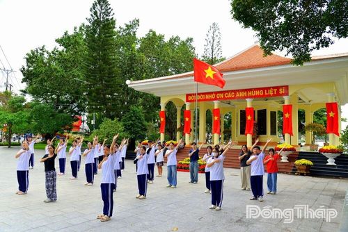 Học sinh tập luyện văn nghệ dưới sắc cờ đỏ, hòa cùng không khí phấn khởi chào mừng Quốc khánh 2-9.