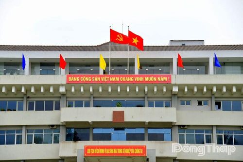 Cờ Đảng, cờ Tổ quốc và khẩu hiệu nổi bật trước trụ sở cơ quan, góp phần tạo không khí trang trọng chào mừng Quốc khánh 2-9.