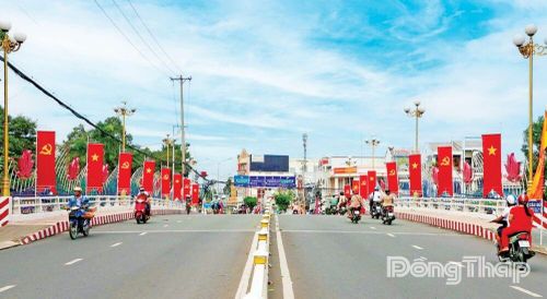 Cờ Đảng, cờ Tổ quốc rực đỏ chào mừng Lễ Quốc khánh 2-9 trong nội ô phường Cao Lãnh.