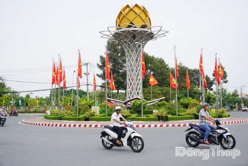 Cụm biểu tượng bông sen tại vòng xoay phường Sa Đéc rực rỡ cờ hoa, tạo điểm nhấn văn hóa - đô thị hiện đại.