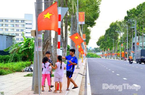 Nhịp sống đời thường trên tuyến phố; trẻ em náo nức vui chơi giữa không gian rực rỡ mừng ngày Quốc khánh.