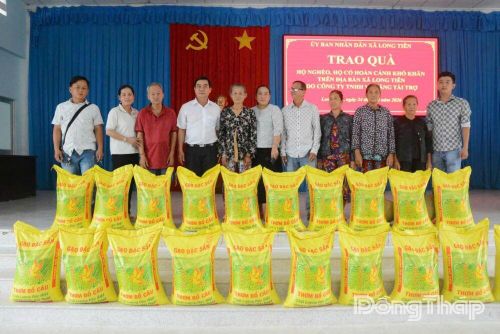 Trao quà cho hộ nghèo, hộ có hoàn cảnh khó khăn trên địa bàn xã.