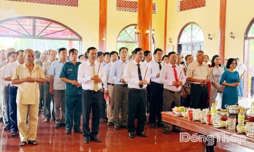 Đoàn lãnh đạo xã Thường Phước và Nhân dân viếng Đền thờ Liệt sĩ Thường Phước.