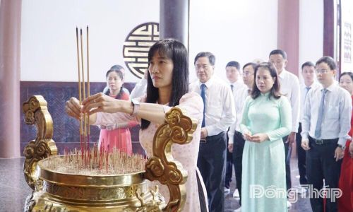 Đoàn lãnh đạo phường Cao Lãnh dâng hương Đền thờ Cụ Phó bảng Nguyễn Sinh Sắc - thân sinh Chủ tịch Hồ Chí Minh.