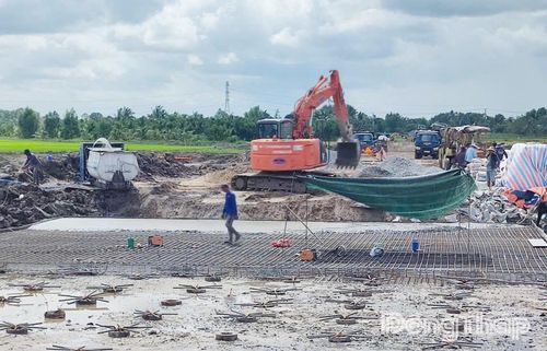 Công ty TNHH Thương mại - Dịch vụ - Xây dựng Phước Hùng tập trung thiết bị, máy móc thi công “xuyên lễ” tại Dự án Đường phát triển vùng Đồng Tháp Mười.