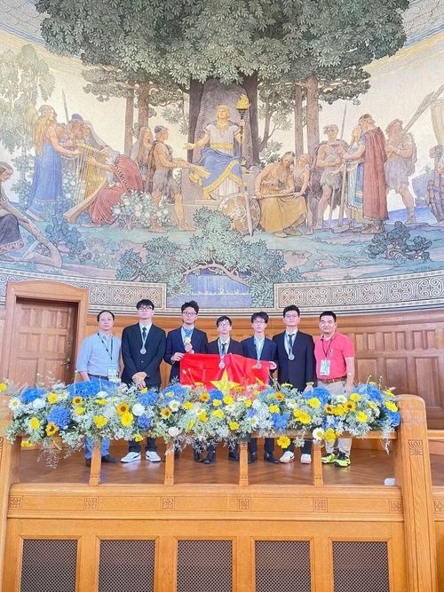  Em Nguyễn Vũ Mạnh Khang (thứ 2 từ phải sang) cùng đội tuyển Việt Nam tham dự Olympic Vật lý châu Âu (EuPhO) 2026. Ảnh: NVCC 