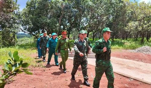  Đồn Biên phòng Ia O phối hợp với các lực lượng tuần tra bảo vệ địa bàn. Ảnh: V.H 