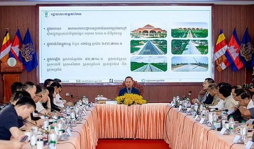 Thống đốc tỉnh Takeo Vei Samnang đã có buổi đối thoại với một đoàn đại biểu doanh nghiệp Trung Quốc trong chuyến thăm tỉnh Takeo để nghiên cứu và tìm kiếm cơ hội đầu tư vào ngày 18-7-2026. Ảnh: Chính quyền tỉnh Takeo, Campuchia