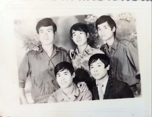 Ba tôi (người đầu tiên phía bên trái hàng thứ nhất) cùng đồng đội những ngày sau giải phóng. Ảnh chụp lại: H.L