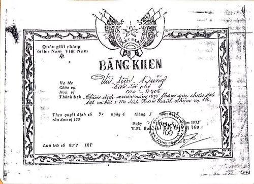 Bằng khen của ba trong trận đánh năm ấy. Ảnh: H.L