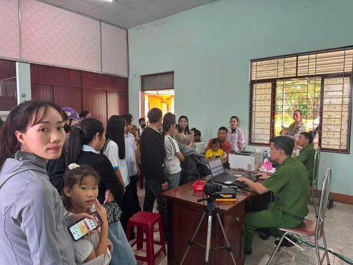 Đông đảo người dân xã Chư Prông đến làm căn cước, định danh điện tử trong dịp lễ. Ảnh: Quang Thiện