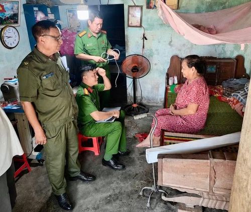 Công an phường An Nhơn Nam đến tận nhà thu nhận hồ sơ cấp căn cước cho trường hợp bị bệnh tật. Ảnh: Nguyễn Chơn