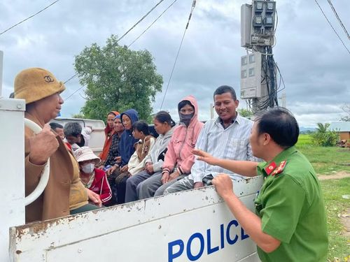 Công an xã Chư A Thai bố trí xe đưa, đón người dân đến trụ sở làm thủ tục. Ảnh: Tiến Tống