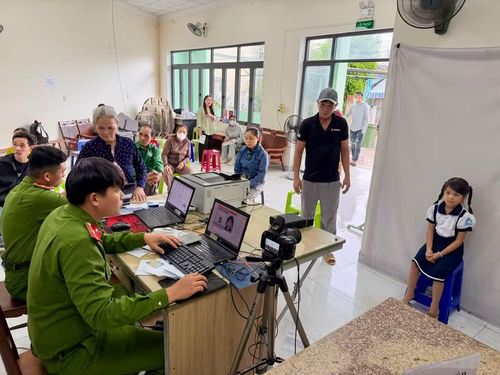 Người dân thực hiện thủ tục cấp căn cước, định danh điện tử mức 2 tại Công an phường Bình Định vào chiều 1-9. Ảnh: Nguyễn Chơn