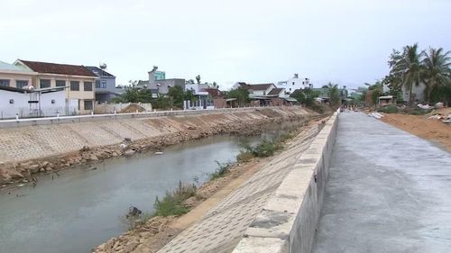 Đoạn kè sông Gò Chàm tại tổ dân phố Nhơn Hưng (phường An Nhơn Đông) đã hoàn thành, góp phần bảo vệ khu dân cư trước nguy cơ sạt lở. Ảnh: Bảo Long