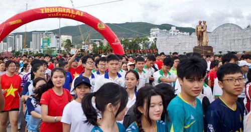  Đông đảo người dân, du khách cùng hưởng ứng chương trình “Cùng Việt Nam tiến bước”, lan tỏa tinh thần rèn luyện sức khỏe và tình yêu quê hương, đất nước. Ảnh: H.V 