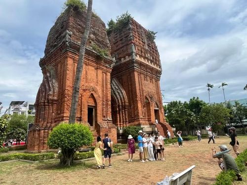  Di tích Tháp Đôi là 1 trong những điểm đến thu hút khách trong dịp lễ Quốc khánh 2-9. Ảnh: H.V 