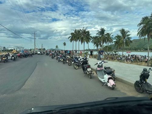  Người dân địa phương theo dõi hoạt động tìm kiếm nạn nhân tại khu vực sông Lại Giang. Ảnh: Cấp cứu Ngọc Tư 