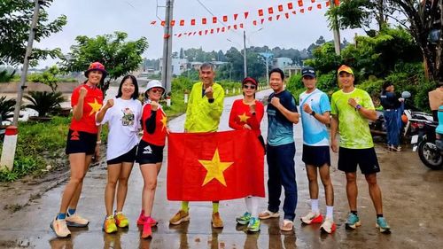  Ông Lê Đức Lâu (thứ 4 từ trái sang) cùng các vận động viên hoàn thành cự ly 81 km chào mừng Quốc Khánh. Ảnh: ĐVCC 