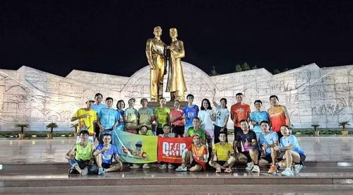  2 runner Nguyễn Thanh Phương và Nguyễn Thành Tín về đích tại Quảng trường Nguyễn Tất Thành sau 32 giờ chinh phục hành trình, trong sự chào đón của cộng đồng runner. Ảnh: NVCC 
