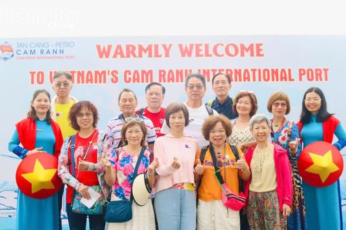 Khách du lịch tàu Adora Magic City chụp ảnh lưu niệm khi đặt chân xuống Cảng Quốc tế Cam Ranh.