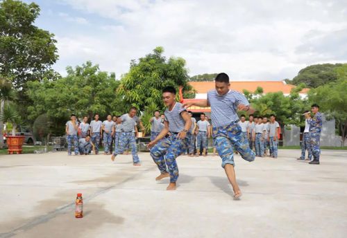 Các chiến sĩ tham gia trò chơi.