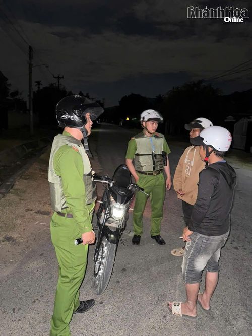 Lực lượng Công an xã Công Hải tăng cường tuần tra ban đêm, bảo đảm an ninh, trật tự trên địa bàn..