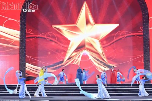 Tam ca nữ và nhóm múa với ca khúc "Viết tiếp câu chuyện hòa bình".