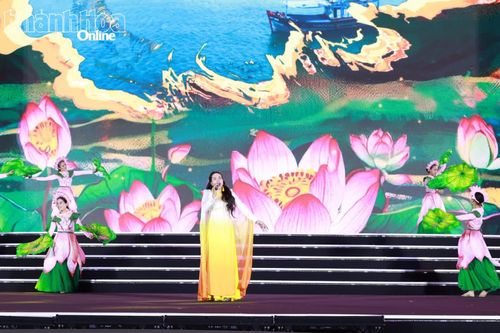 Ca sĩ Hoài Thương biểu diễn ca khúc "Đêm nghe hát đò đưa nhớ Bác".
