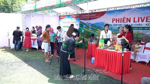 Livestream bán hàng OCOP góp phần quảng bá đặc sản Lai Châu tại chương trình Tết Độc lập 2026.