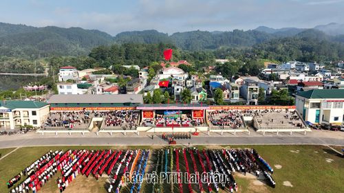 Lễ Thượng cờ được tiến hành trang trọng.