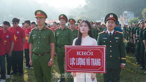 Khối lực lượng vũ trang tham gia Lễ Thượng cờ.