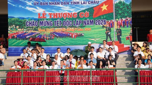 Các đồng chí lãnh đạo tỉnh và cấp uỷ, chính quyền địa phương dự Lễ Thượng cờ.
